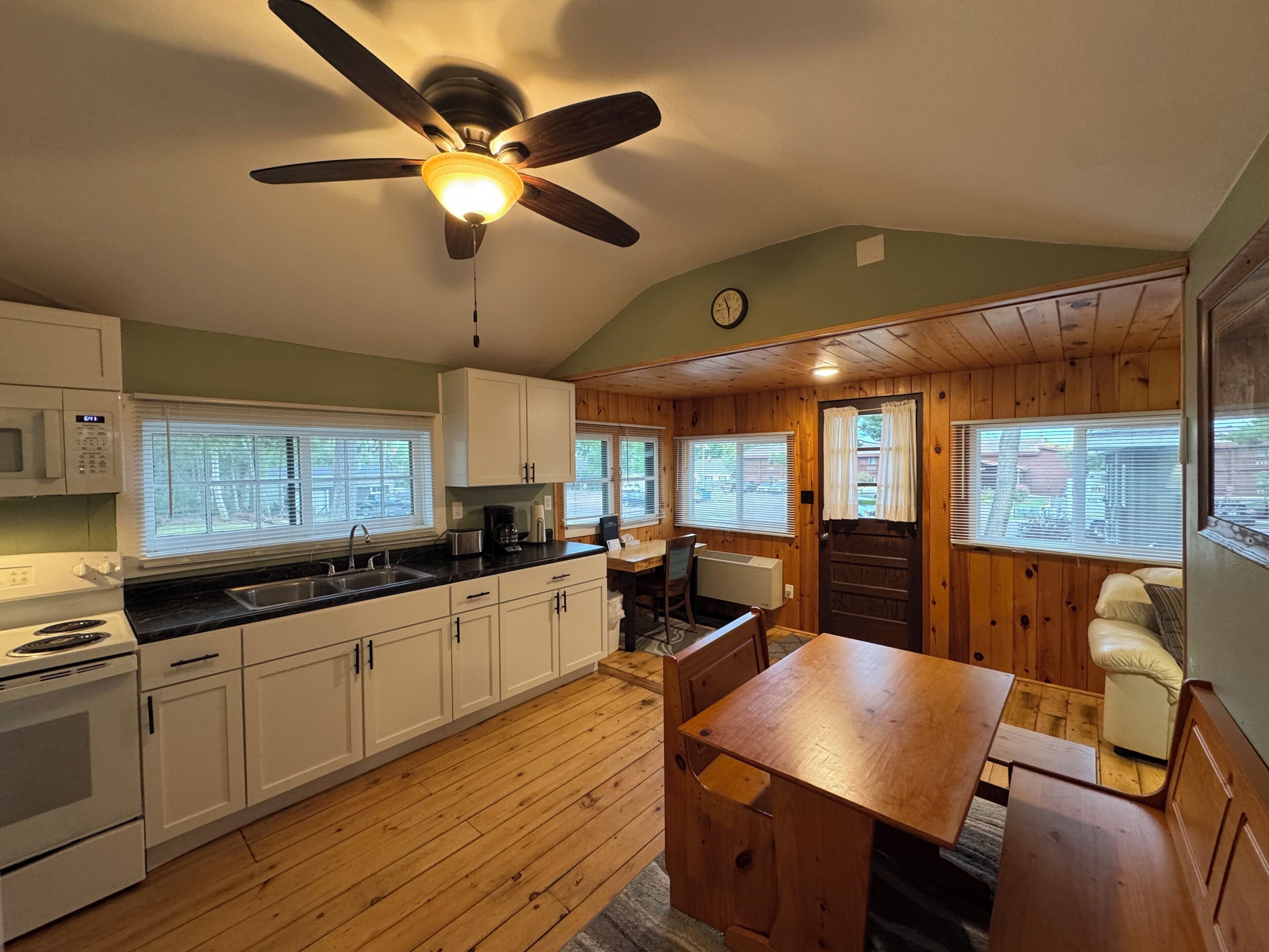 Deluxe Cabin | Blackout drapes, iron/ironing board, free WiFi, bed sheets