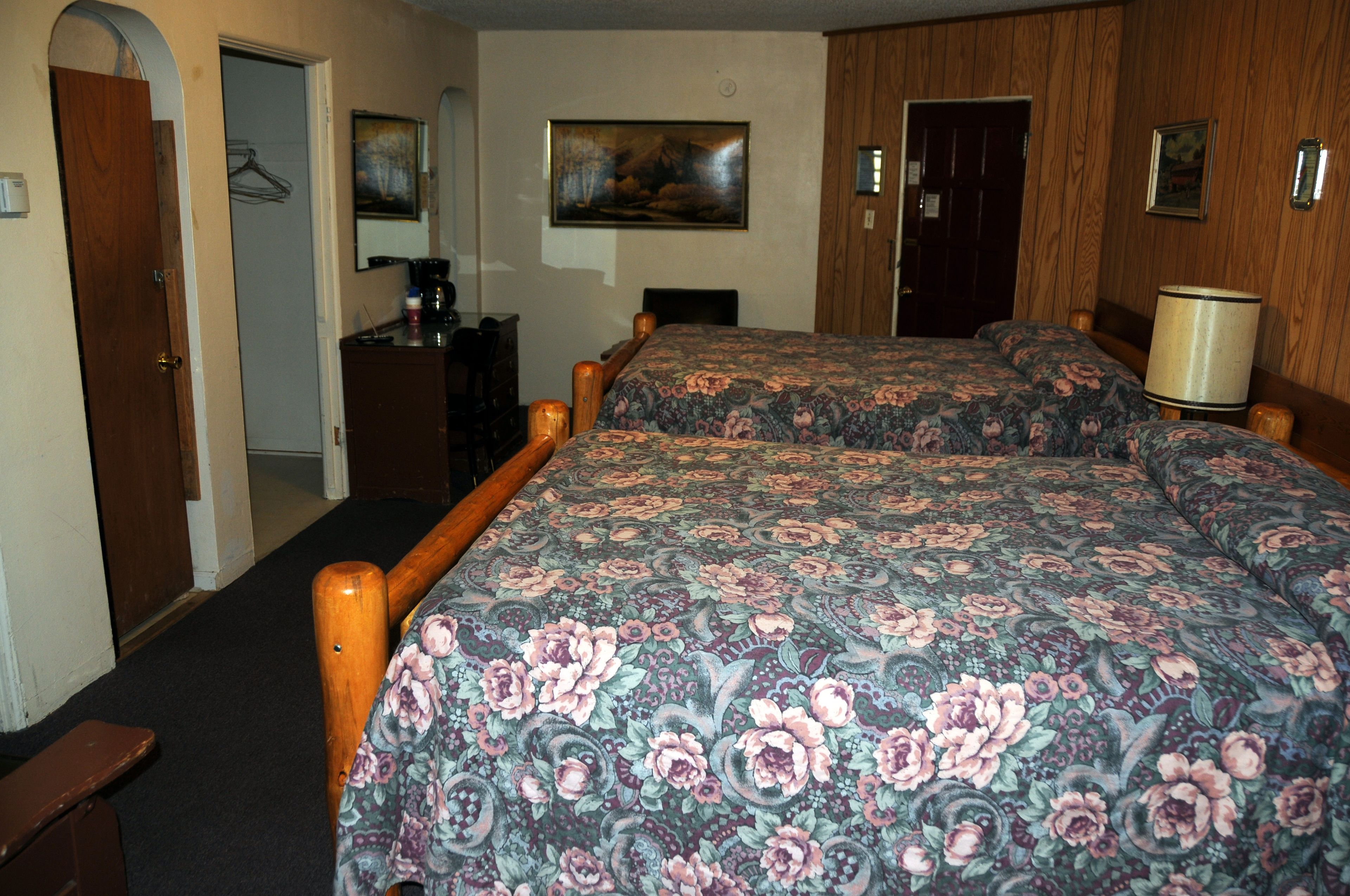 3 queen 2 bedroom suite | Desk, free WiFi