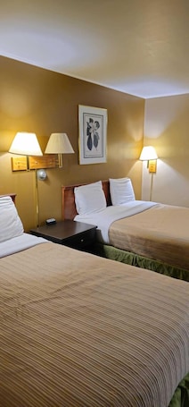 Habitación estándar, 2 camas de matrimonio, no fumadores | Ropa de cama de alta calidad, tabla de planchar con plancha, wifi gratis. Colonial Inn Dyersville