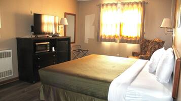 Standard Room, 1 King Bed, Non Smoking | Living area | 32-inch flat-screen TV with cable channels, TV