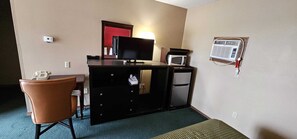 Standard Room, 2 Queen Beds, Non Smoking | Premium bedding, iron/ironing board, free WiFi - Colonial Inn Dyersville (Dyersville)