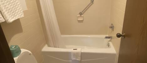 Un baño con inodoro, ducha y bañera.