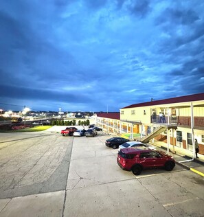 Free self parking - Colonial Inn Dyersville (Dyersville)