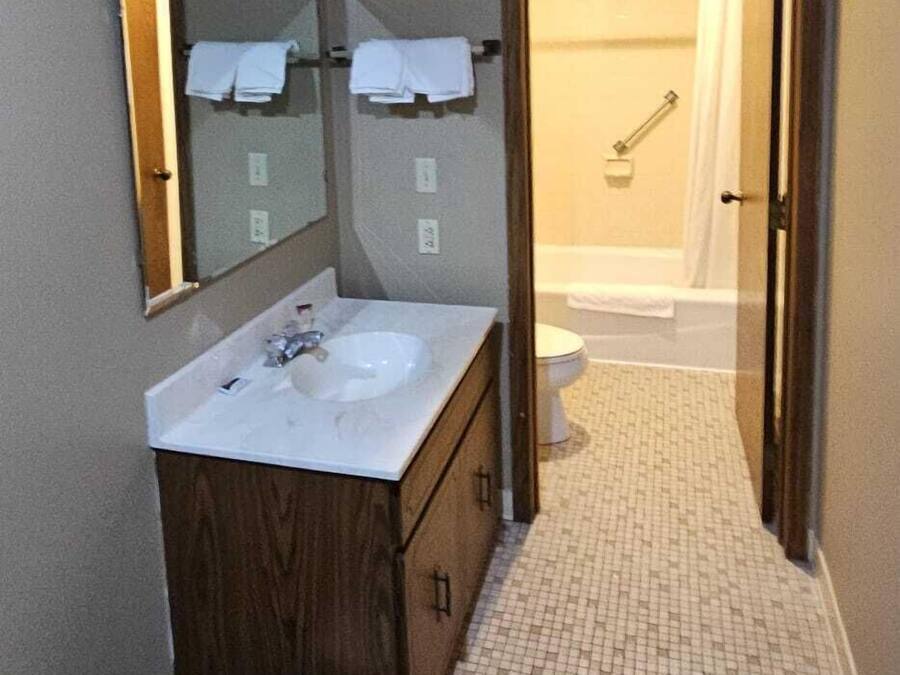 Standaard kamer, 2 queensize bedden, niet-roken (2nd Floor Only - 17 Stairs) | Luxe beddengoed, een strijkplank/strijkijzer, gratis wifi