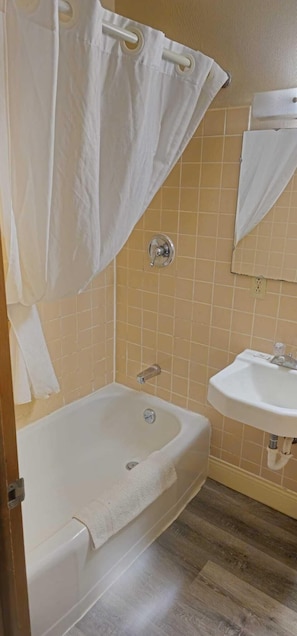 Standard Room, 2 Queen Beds, Non Smoking - Colonial Inn Dyersville (Dyersville)