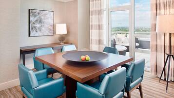 Hochwertige Bettwaren, Pillowtop-Betten, Zimmersafe, Schreibtisch