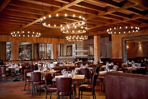 Breakfast, lunch, dinner served; Italian cuisine