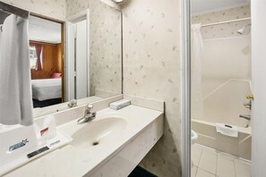 Duschwanne, kostenlose Toilettenartikel, Haartrockner, Handtücher