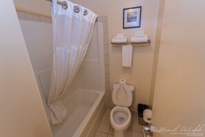 Suite Deluxe, 1 très grand lit, baignoire à jets | Salle de bain | Baignoire et douche séparées, baignoire profonde