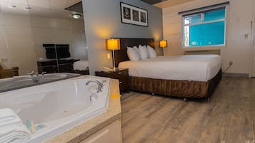 Deluxe - Jacuzzi Suite | 1 bedroom, Frette Italian sheets, premium bedding, down comforters