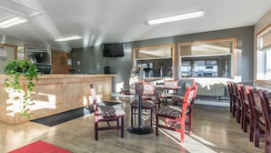 Una cucina moderna con angolo bar, mobili in legno e un'ampia finestra.