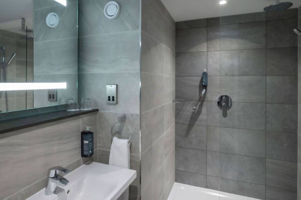 combined shower/bathtub, eco-friendly toiletries, hair dryer, towels