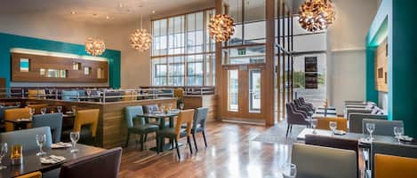 Serveert ontbijt, lunch en diner