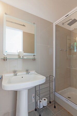 Garden Cottage | Bathroom | Hair dryer, towels, soap, toilet paper