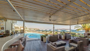 Bar à beira da piscina