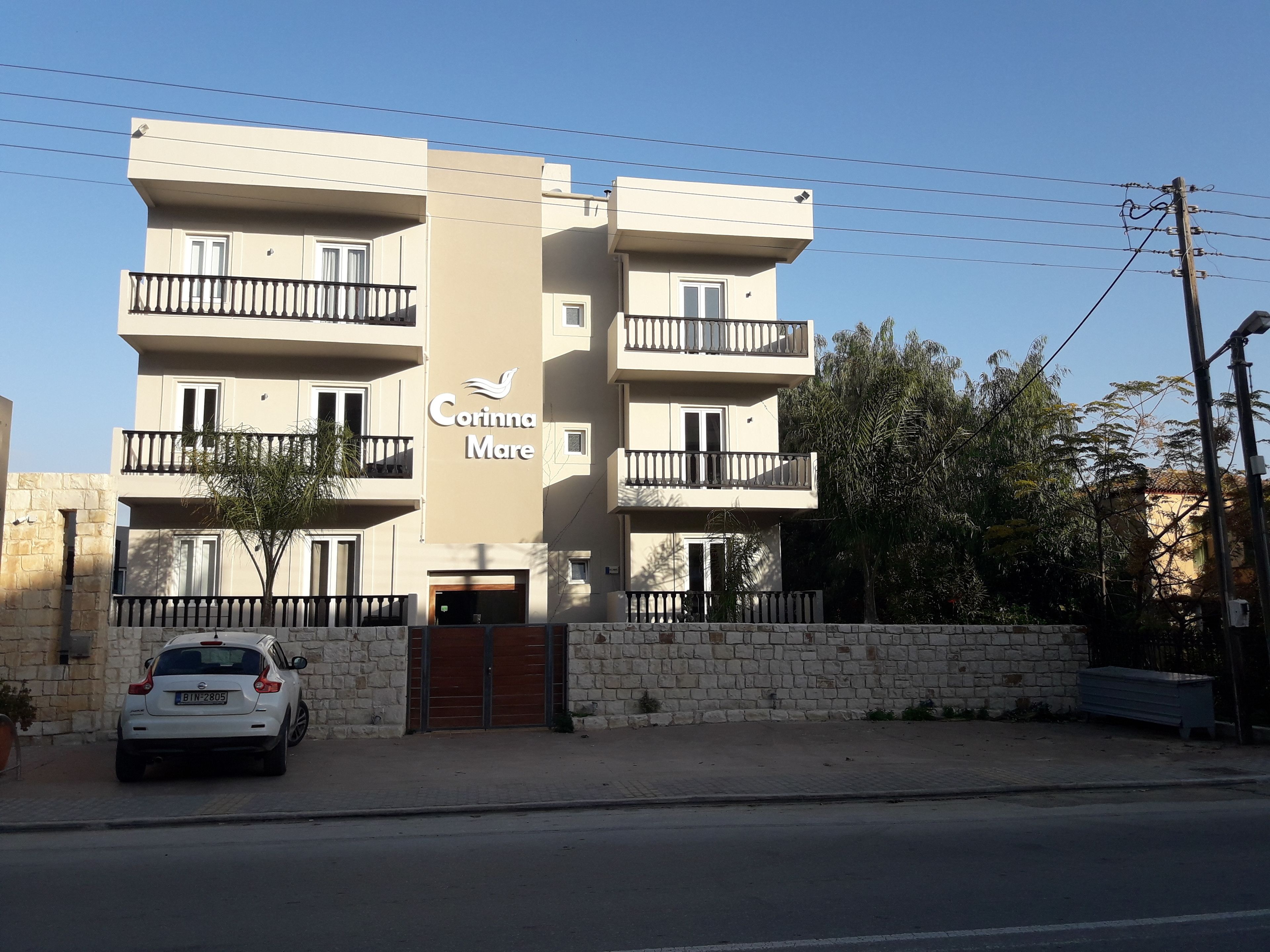 Un immeuble à plusieurs étages, doté de balcons et d’une enseigne indiquant « Corinna Mare ».
