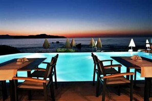 Aperto a colazione e pranzo, cucina mediterranea, con vista sul mare 