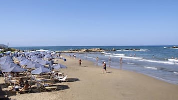 Plage privée, chaises longues, parasols, serviettes de plage