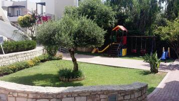 Área de juegos infantiles al aire libre
