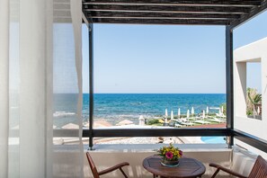 Monolocale, vista mare | Una cassaforte in camera, postazione laptop, insonorizzazione