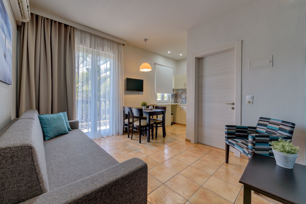 Apartment, City View | Living area | 32-inch LED TV with satellite channels, TV