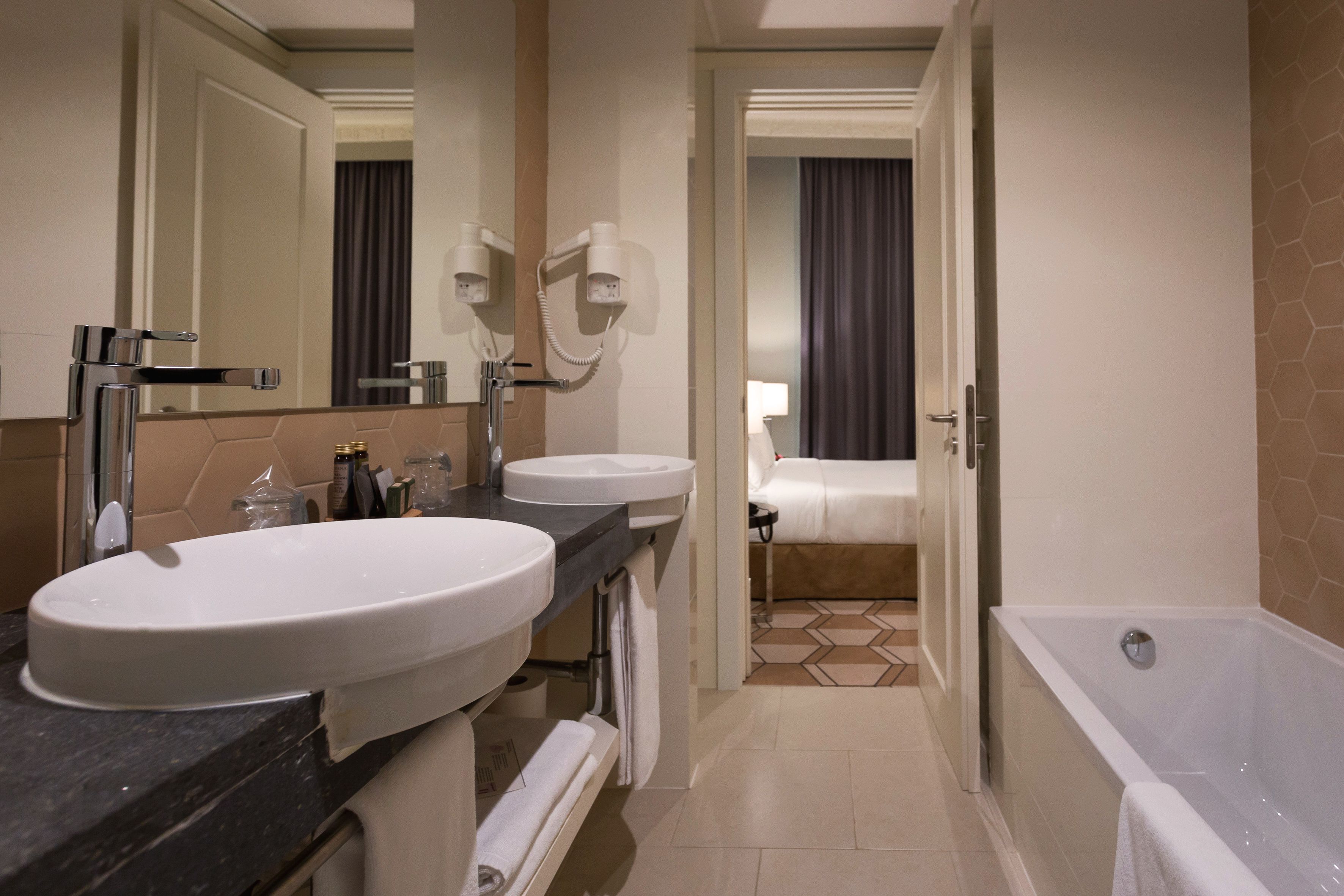 superior double or twin room | 1 bedroom, minibar, desk, free wifi