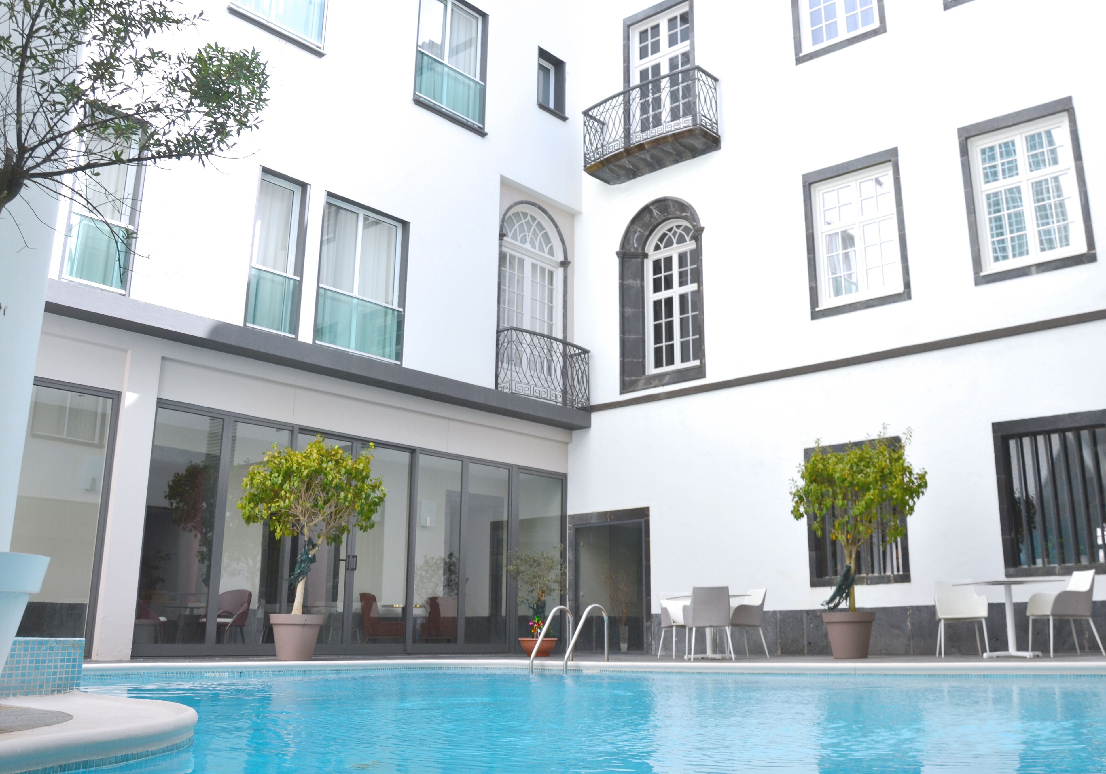 outdoor pool, pool loungers