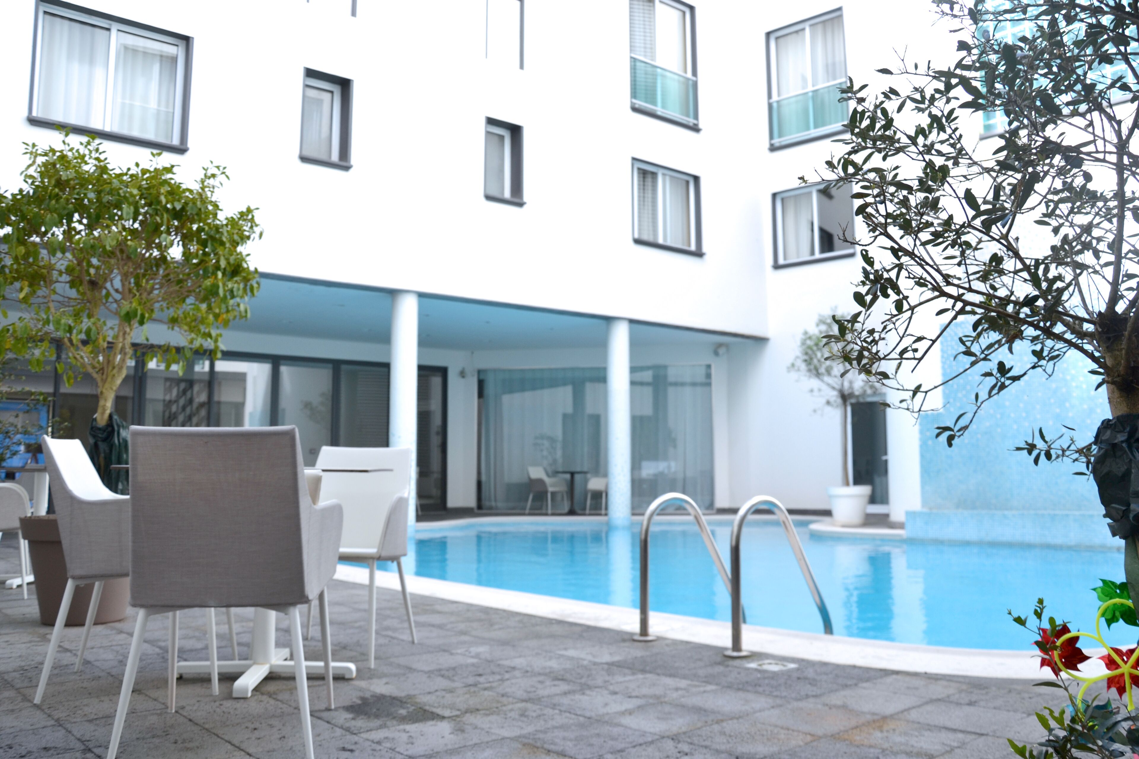 Utendørsbasseng og solsenger