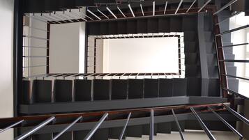 Una escalera moderna con barandillas de metal y peldaños de madera.