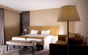 Minibar, skrivebord, wi-fi (inkludert) og sengetøy