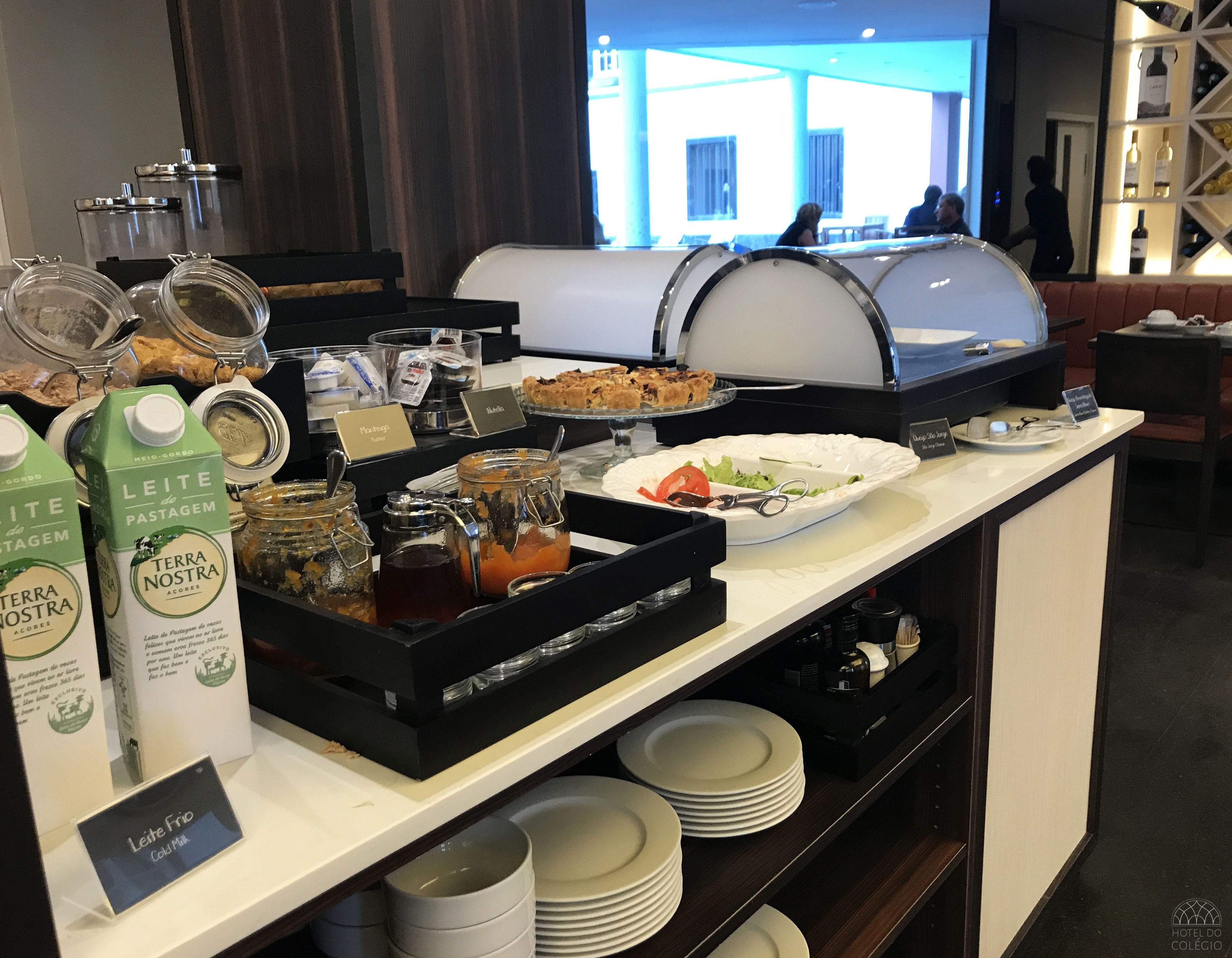 free buffet breakfast