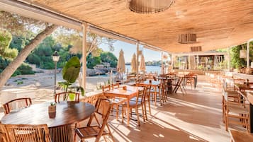 Quầy bar trên bãi biển