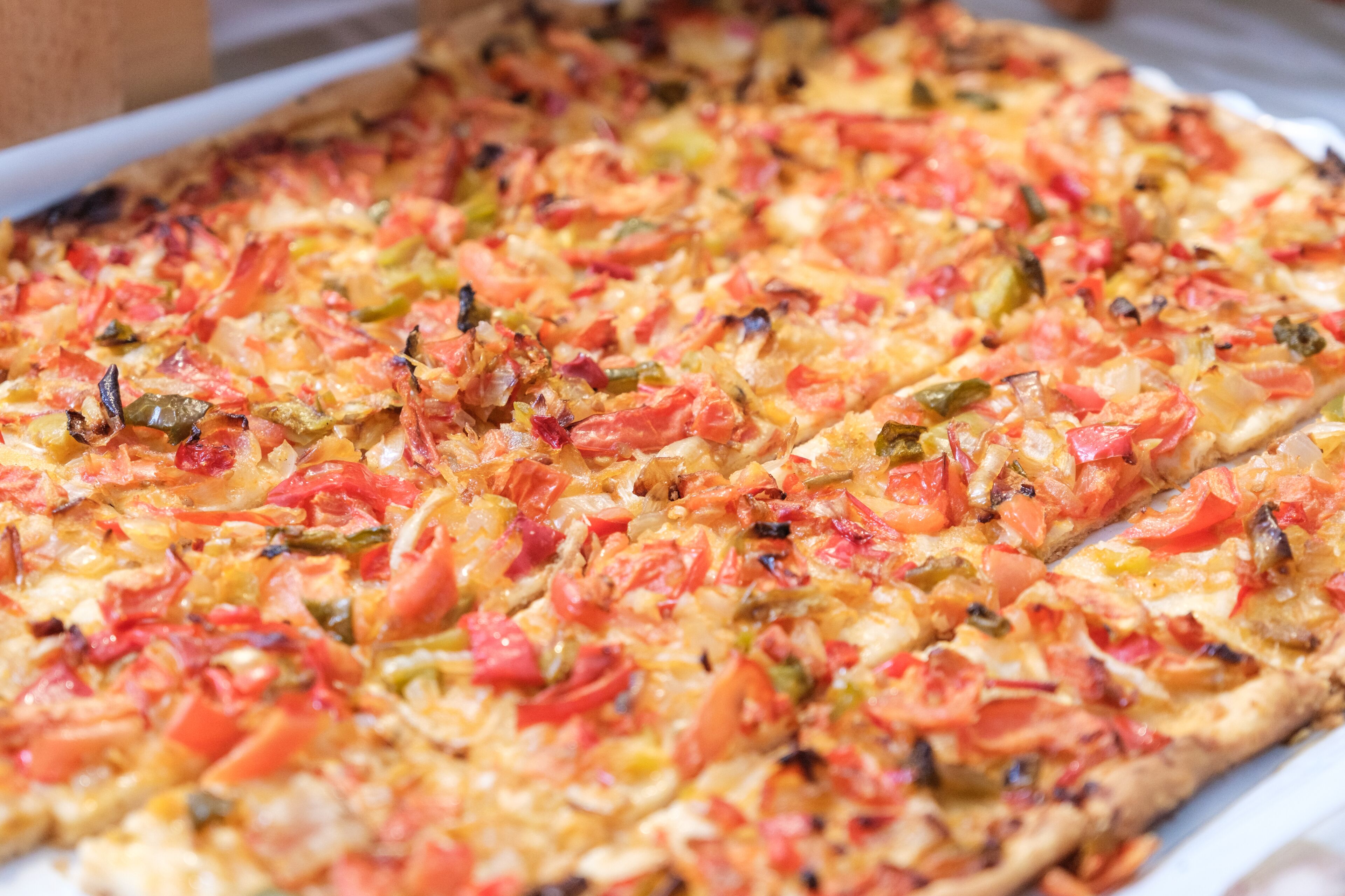 Una pizza con diferentes ingredientes.