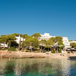 Sulla spiaggia, lettini da mare, ombrelloni, teli da spiaggia