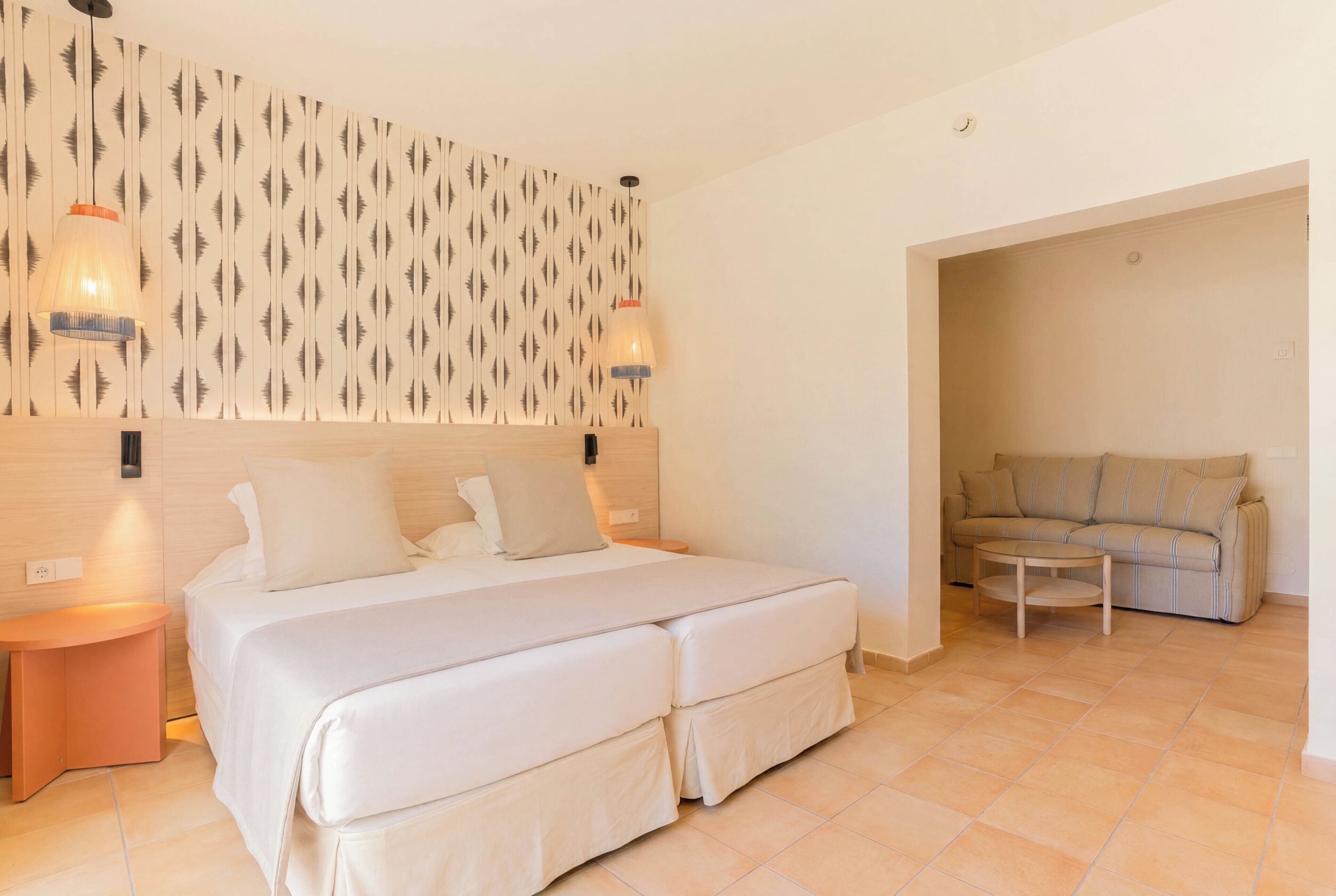 Junior studio suite, balkon | Een minibar, een kluis op de kamer, een bureau