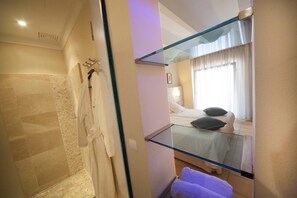 Douche, articles de toilette gratuits, peignoirs, serviettes fournies