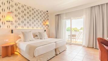 Habitación doble superior, balcón, vistas al mar | Minibar, caja fuerte, escritorio y tabla de planchar con plancha