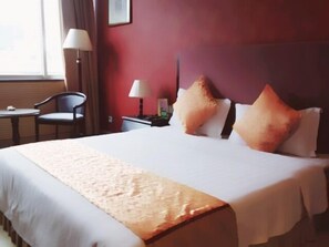 In-room safe, free wired internet, alarm clocks - Royal Hotel (Shenzhen)