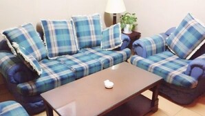 Deluxe Suite | Living area | TV - Royal Hotel (Shenzhen)
