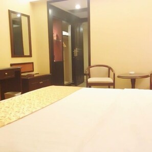 In-room safe, free wired internet, alarm clocks - Royal Hotel (Shenzhen)