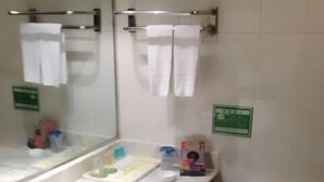 Free toiletries, hair dryer, slippers - Royal Hotel (Shenzhen)