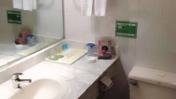 Kostenlose Toilettenartikel, Haartrockner, Hausschuhe