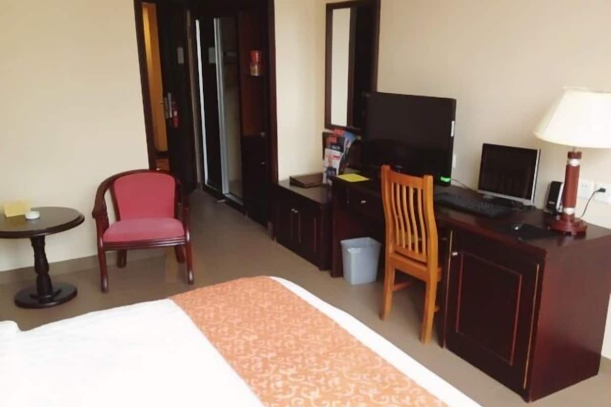 Business Room | In-room safe, alarm clocks