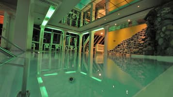 Een binnenzwembad