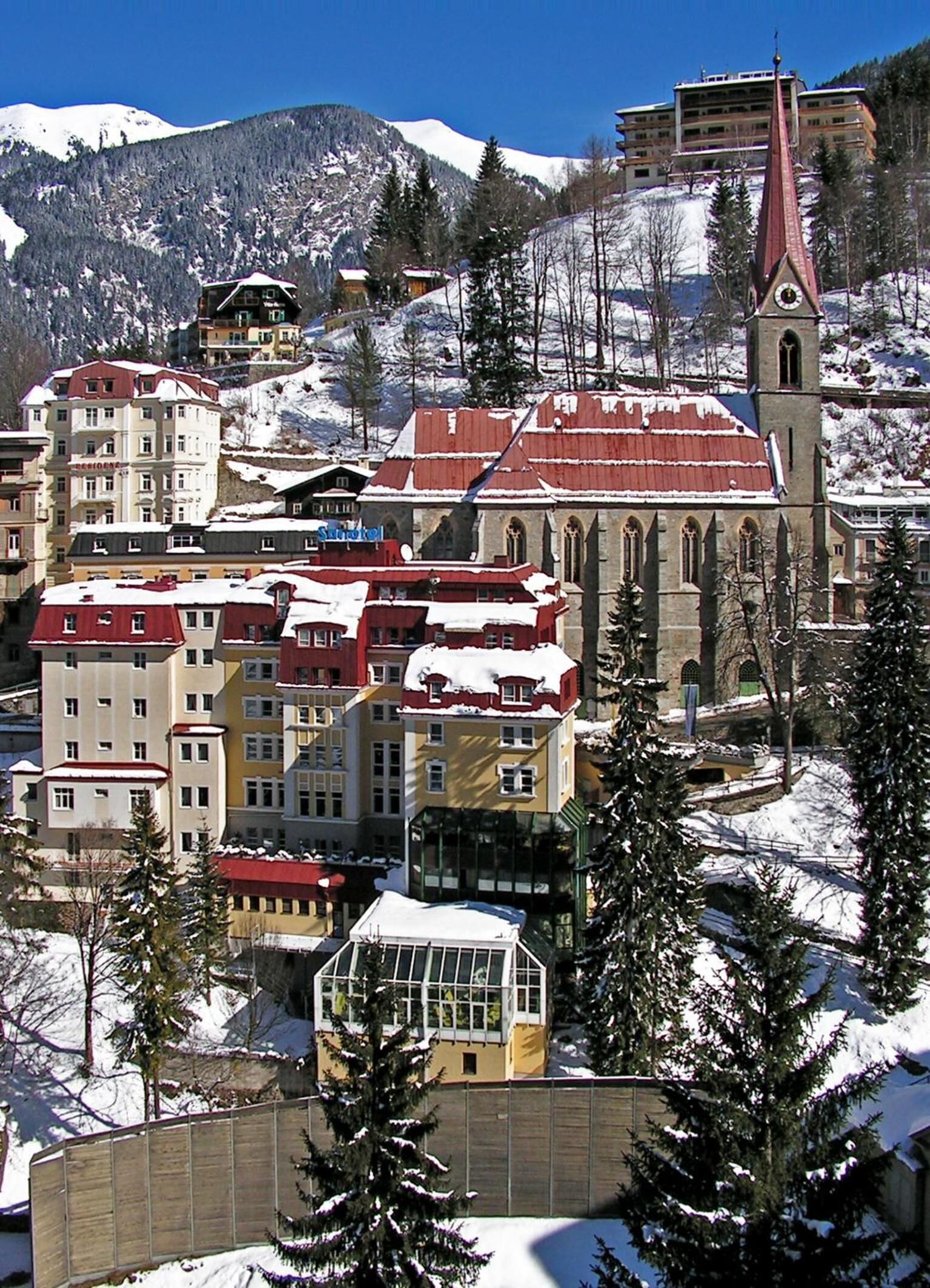 Eine schneebedeckte Stadt mit einer markanten Kirche und mehreren mehrstöckigen Gebäuden.