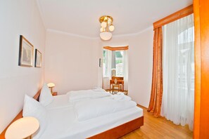 Ropa de cama hipoalergénica, minibar, caja fuerte