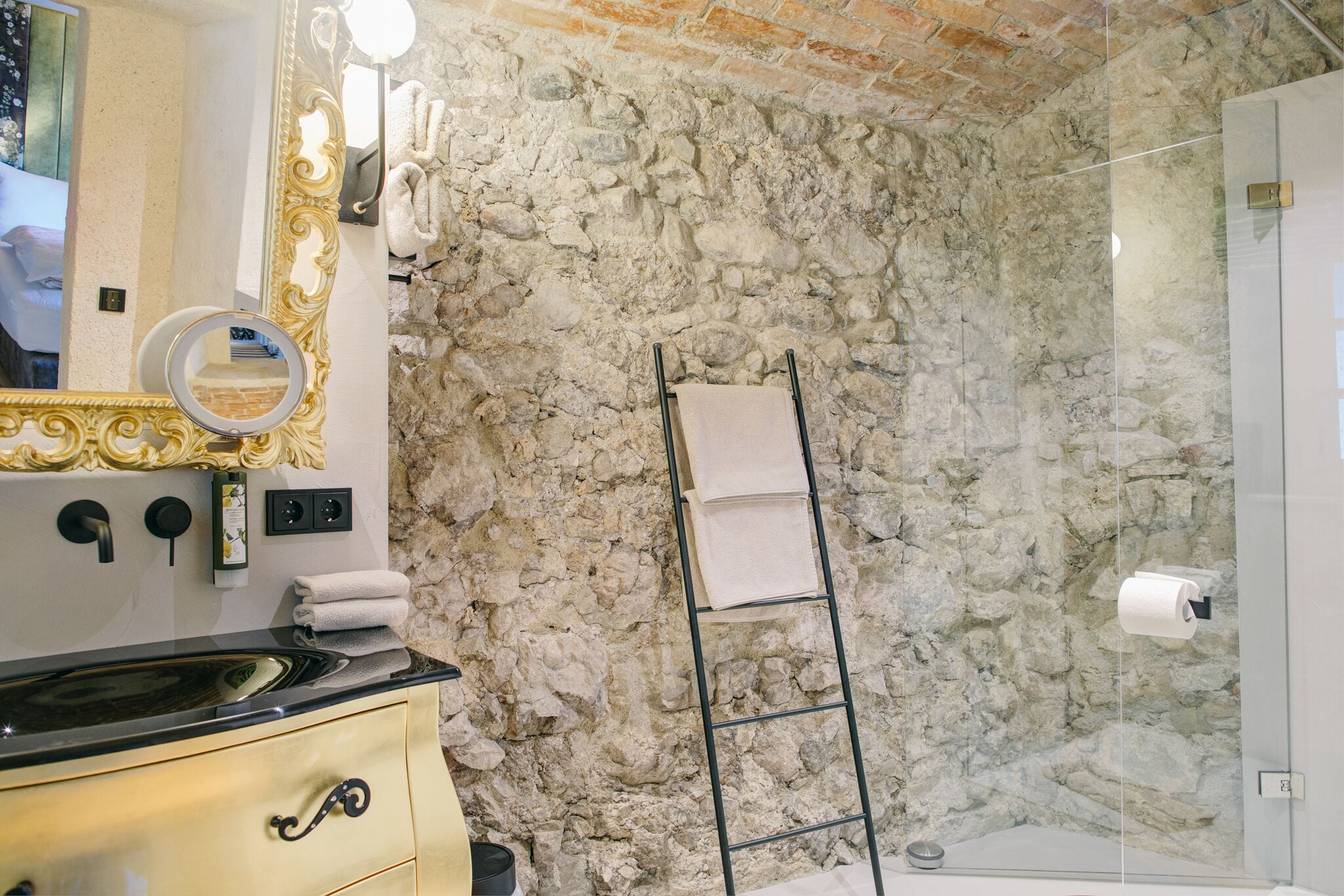 deluxe double room | bathroom | hair dryer, towels, soap, shampoo