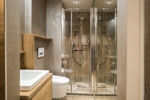 Hair dryer, towels, soap, shampoo - Boutique Hotel im Auracher Löchl (Kufstein)