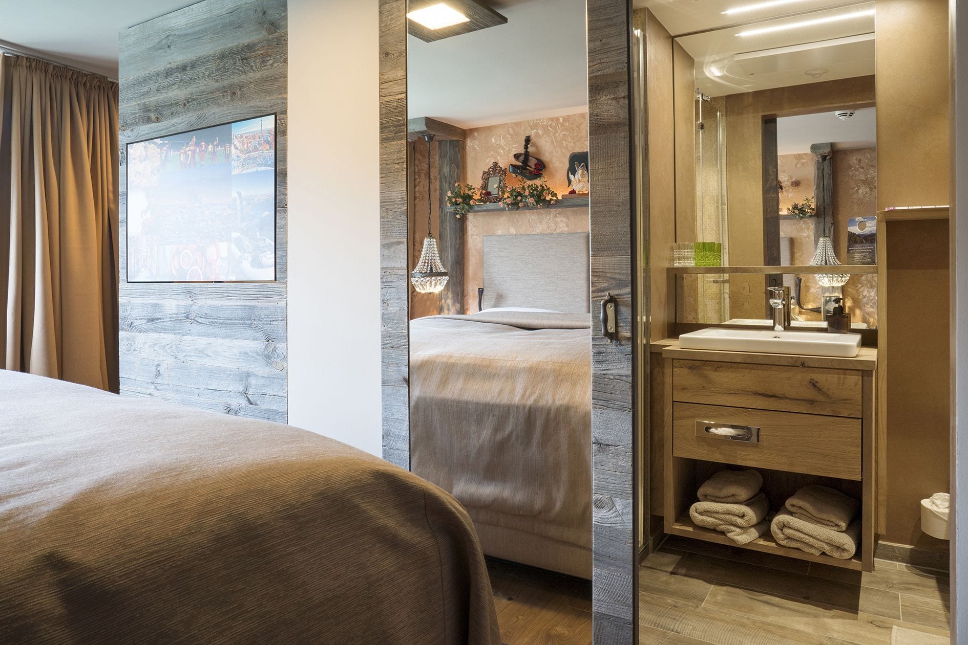 double room, non smoking | bathroom | hair dryer, towels, soap, shampoo