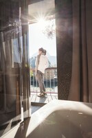 Habitación Deluxe doble, 1 habitación, balcón, vistas a la montaña | Ropa de cama de alta calidad, minibar, caja fuerte y escritorio